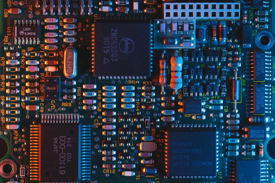 Do analysts recommend ASML Holding NV’s (NASDAQ:ASML) AI Semiconductor stock despite the sell-off?