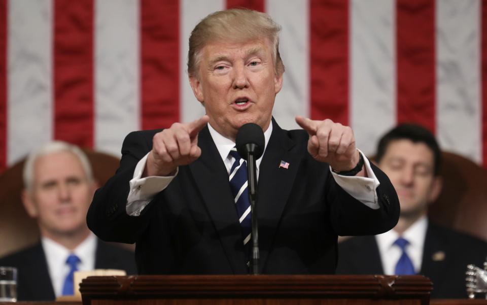 <em>Donald Trump durante el discurso que dio ayer en el Congreso, con el vicepresidente Mike Pence y el líder da Câmara de Representantes, Paul Ryan, a su espalda. Foto de Jim Lo Scalzo (AP)</em>