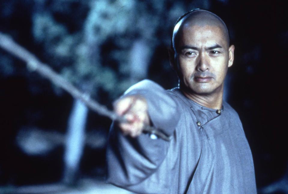 <h3>5. 中國武俠片：《臥虎藏龍》（2000）</h3> <p>李安在美國闖蕩，拍了三部片後，拍攝父親三部曲的老搭檔徐立功邀請他回到亞洲，拍中國傳統的武俠電影。李安很高興能有機會實現兒時的夢想，便一口答應接下《臥虎藏龍》的拍攝計畫：「《臥虎藏龍》是我多年來一直想實現的夢想---置身於中華大地，得地利人和之優勢，拍一部用心於傳統文化與感情的武俠片。」</p> <cite>Crouching Tiger Hidden Dragon Facebook Page - Facebook</cite>