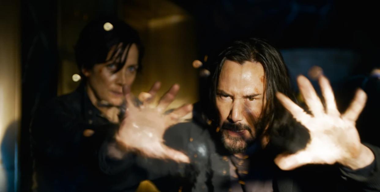 Carrie-Anne Moss et Keanu Reeves dans 