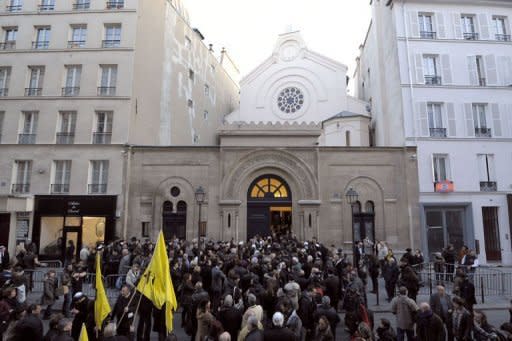 People arrive at Nazareth synagogue in Paris to attend a psalm lecture after the today's shooting of the "Ozar Hatorah" Jewish school in the southwestern city of Toulouse