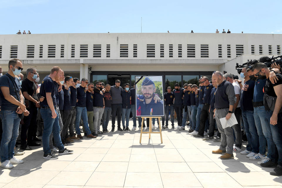 Des policiers rassemblés autour du portrait d’Éric Masson à Avignon le 9 mai 2021.