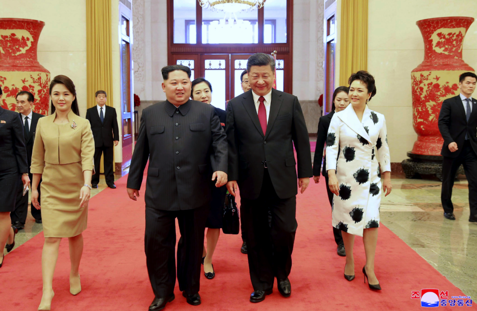 Kim Jong-un y Xi Jinping, acompañados por sus respectivas esposas. (AFP)