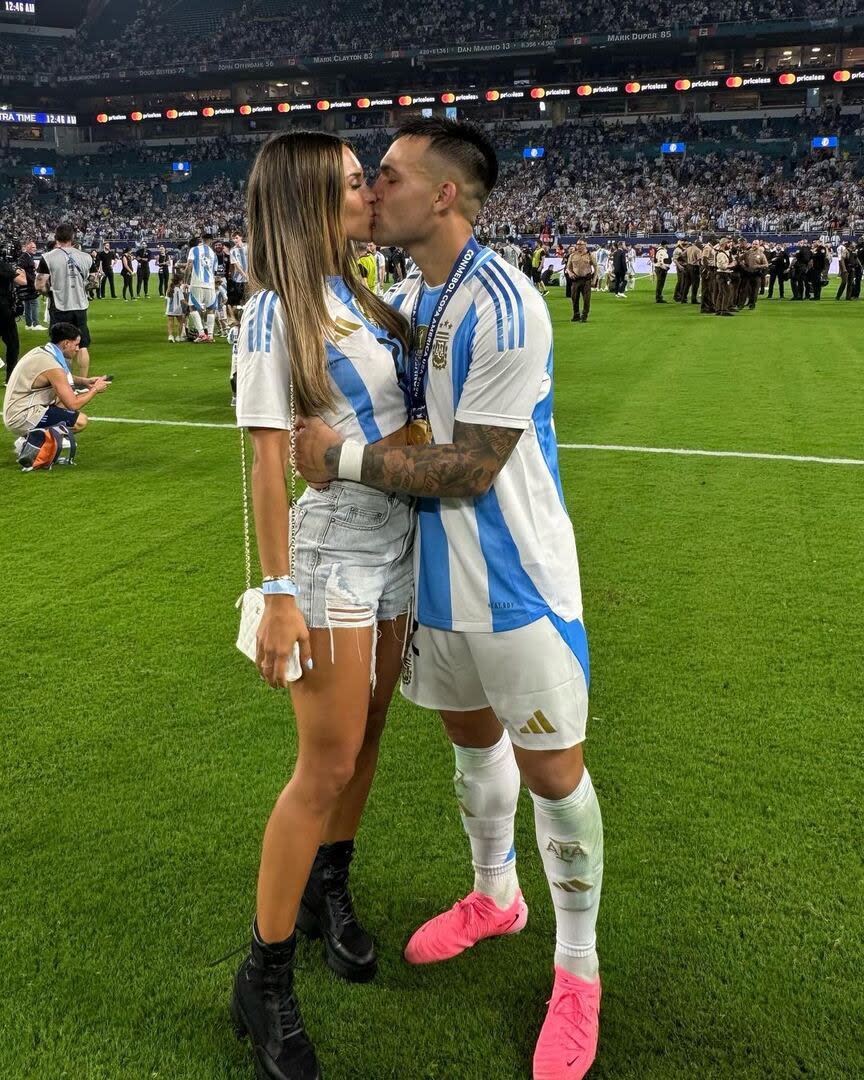 El romántico beso de Agus Gandolfo y Lautaro Martínez. Foto/Instagram: @agus.gandolfo