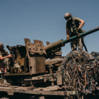 Ukrainische Soldaten des 60. Bataillons der Territorialen Verteidigung schießen mit einer Flugabwehrkanone auf russische Stellungen.