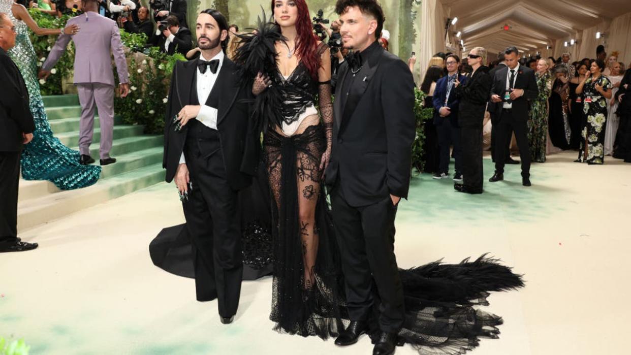 <div>NEW YORK, NEW YORK - MAY 06: (L-R) Marc Jacobs, Dua Lipa and Charly Defrancesco attend The 2024 Met Gala Celebrating "Sleeping Beauties: Reawakening Fashion" at The Metropolitan Museum of Art on May 06, 2024 in New York City. (Photo by Dia Dipasupil/Getty Images)</div>
