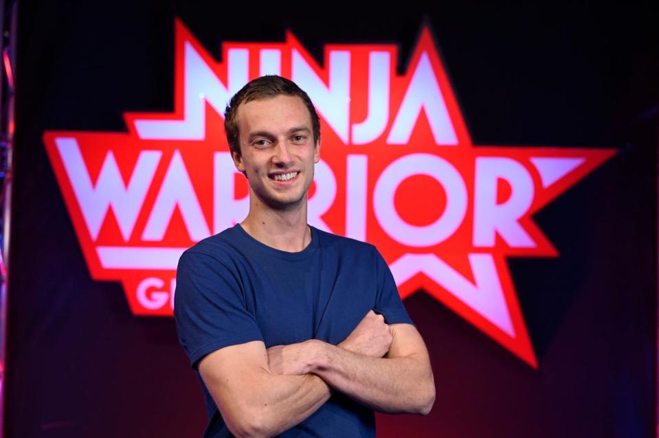 An ihm kam die letzten Jahre kaum jemand vorbei: Student Alexander Wurm holte sich in den zwei vergangenen Staffeln jeweils den Titel des "Last Man Standing" und stand von der ersten Staffel immer im Finale von "Ninja Warrior". Satt ist der 24-Jährige aber noch lange nicht, wie seine Kampfansage zu Beginn klarmachte: "Dieses Jahr hole ich mir das Triple." (Bild: TVNOW / Markus Hertrich)