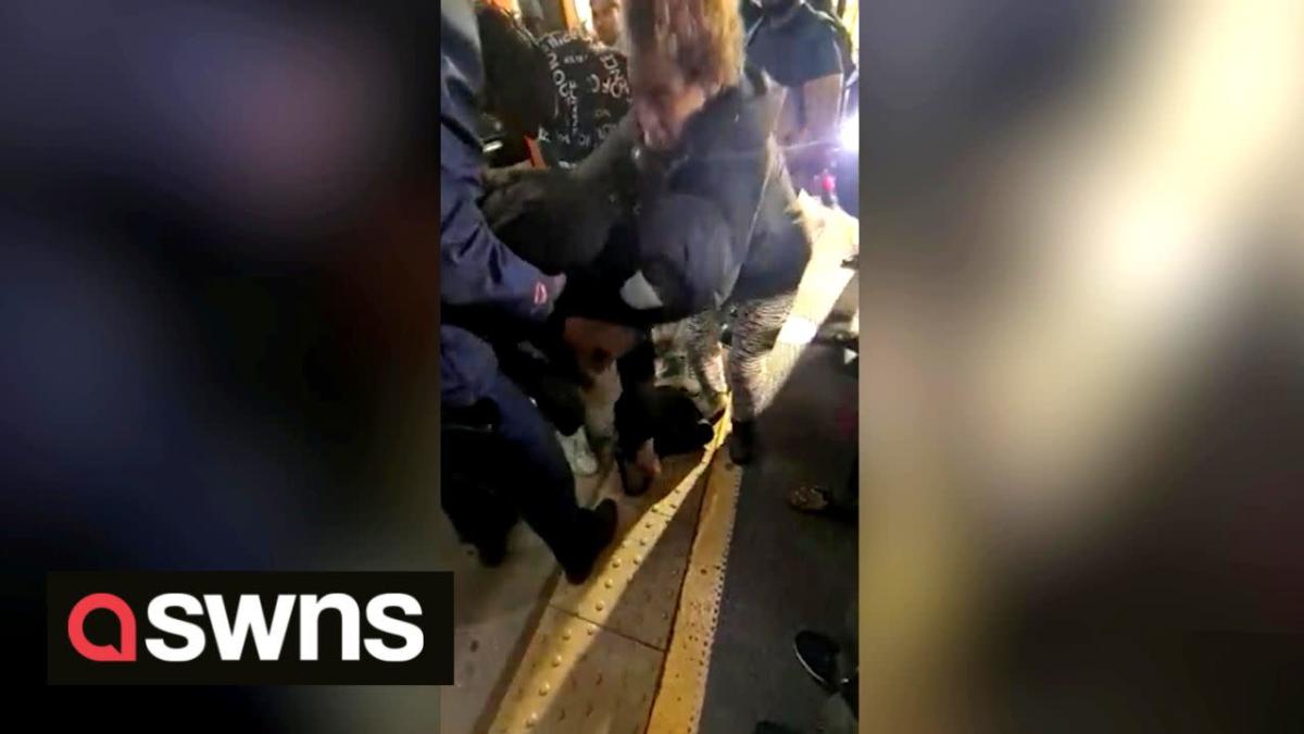 Un homme britannique secouru sous un train londonien par de bons samaritains