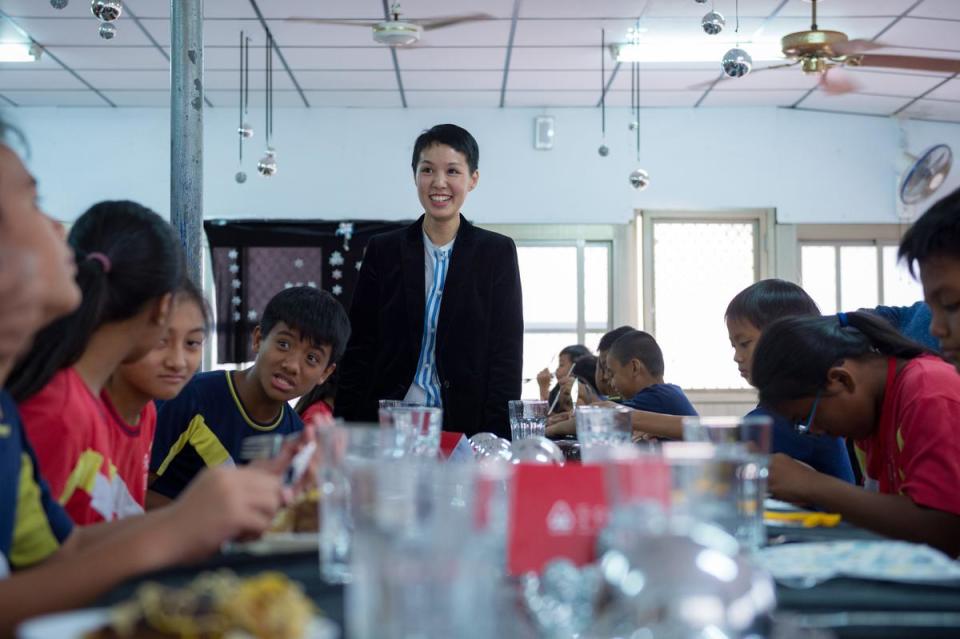 永豐餘生技總經理何奕佳走進部落小學，為小朋友介紹食材和料理。
