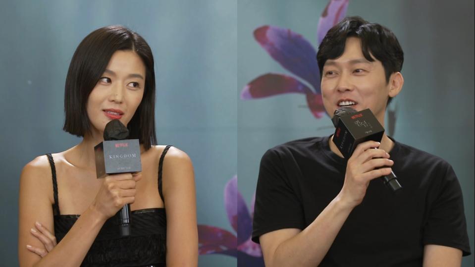 Gianna Jun (Jun Ji Hyun, left) and co-star Park Byung Eun share a light hearted moment talking about fish in an interview for special episode Kingdom: Ashin of the North