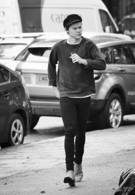 Harry Styles seen on the streets of London. (Photo: Twitter)