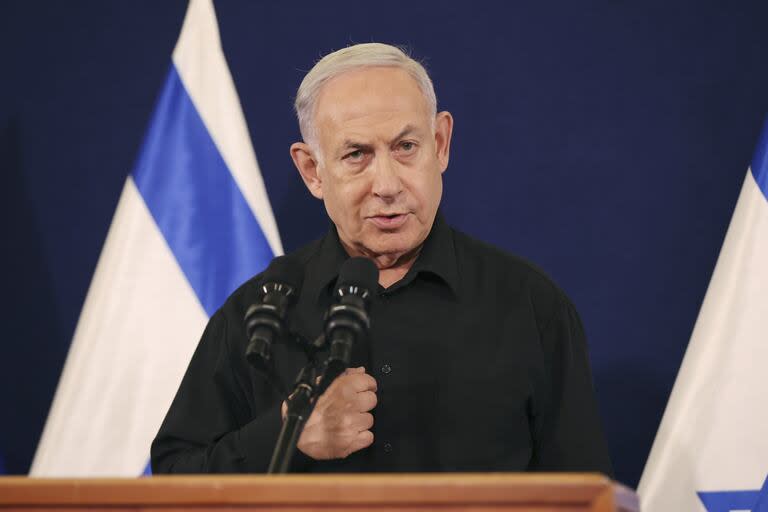 ARCHIVO - El primer ministro israelí Benjamin Netanyahu habla durante una conferencia de prensa en la base militar de Kirya en Tel Aviv, Israel, el 28 de octubre de 2023.