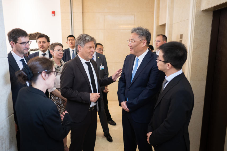 Robert Habeck spricht während eines bilateralen Gesprächs zwischen dem deutschen Wirtschaftsminister und dem chinesischen Handelsminister im Rahmen einer Reise in die Volksrepublik China mit Wang Wentao, Handelsminister der Volksrepublik China (Bild: Sebastian Gollnow/dpa)