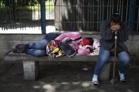 Familiares de pacientes con el coronavirus esperan autorización para visitar a sus parientes en la unidad de COVID-19 del Hospital José Gergorio Hernández de Caracas el 4 de octubre del 2020. El hospital está desbordado por la pandemia del coronavirus y la crisis económica de Venezuela y los familiares de los pacientes del COVID les llevan comida, ropa, sábanas y los bañan para asegurarse de que reciben esa atención básica. (AP Photo/Ariana Cubillos)