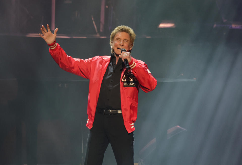  Barry Manilow performs a tribute to Elvis Presley during the first of his three 