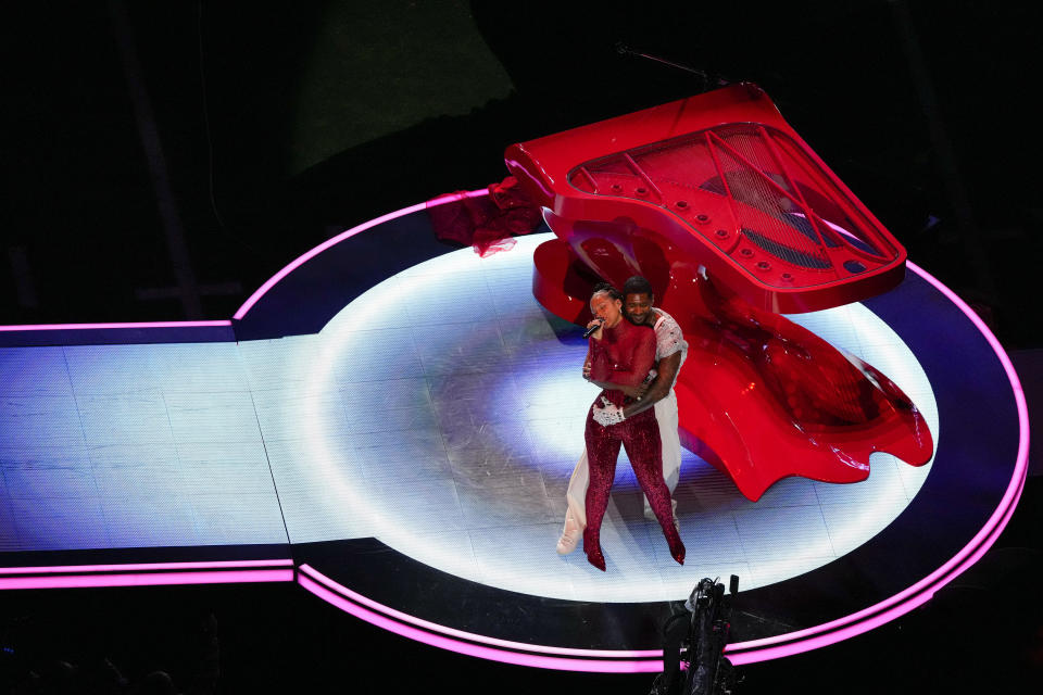 Usher, right, and Alicia Keys perform during halftime of the NFL Super Bowl 58 football game between the San Francisco 49ers and the Kansas City Chiefs Sunday, Feb. 11, 2024, in Las Vegas. (AP Photo/David J. Phillip)