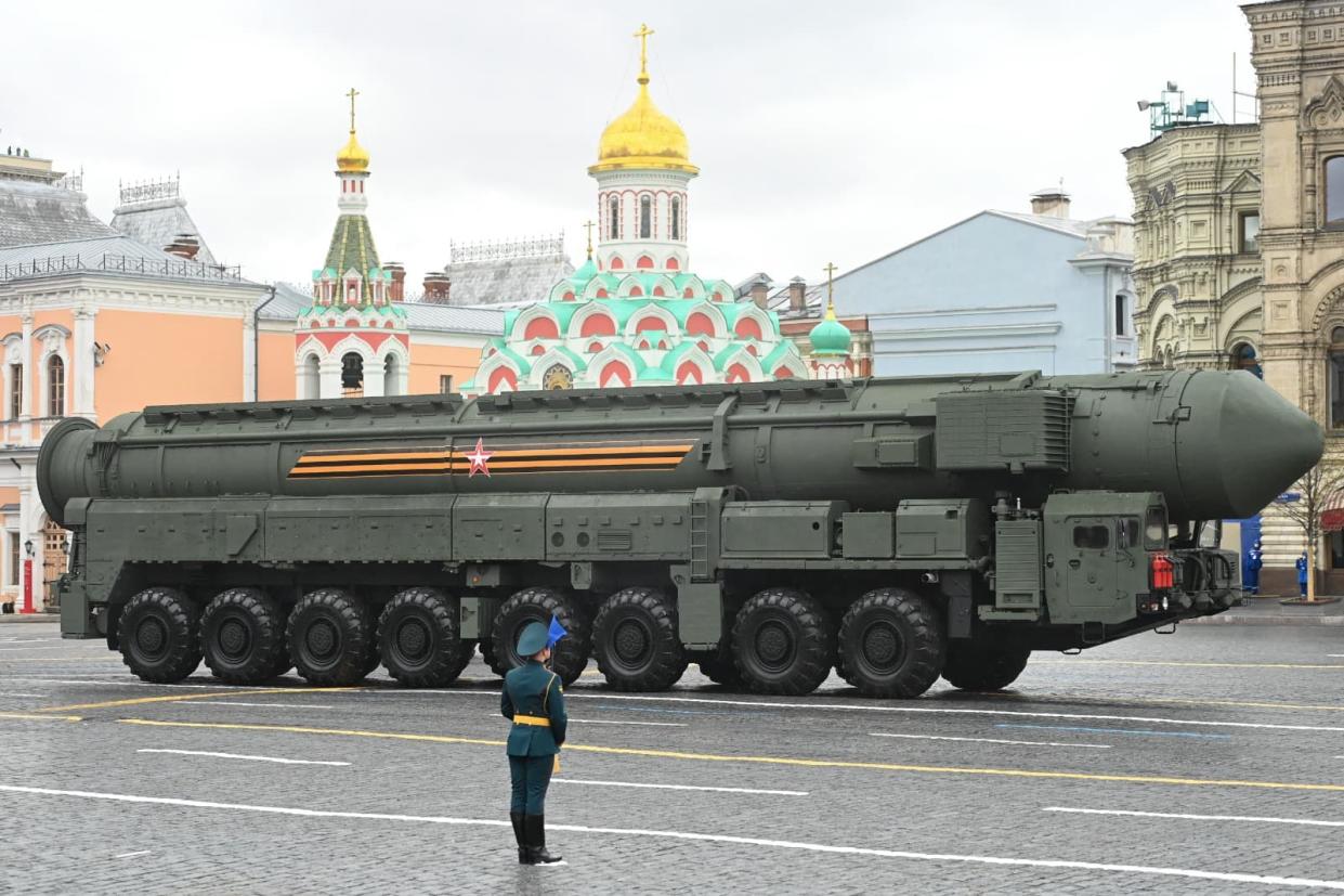 Un véhicule de lancement de missiles balistiques russe lors d'une parade militaire, le 9 mai 2021. - Kirill KUDRYAVTSEV / AFP