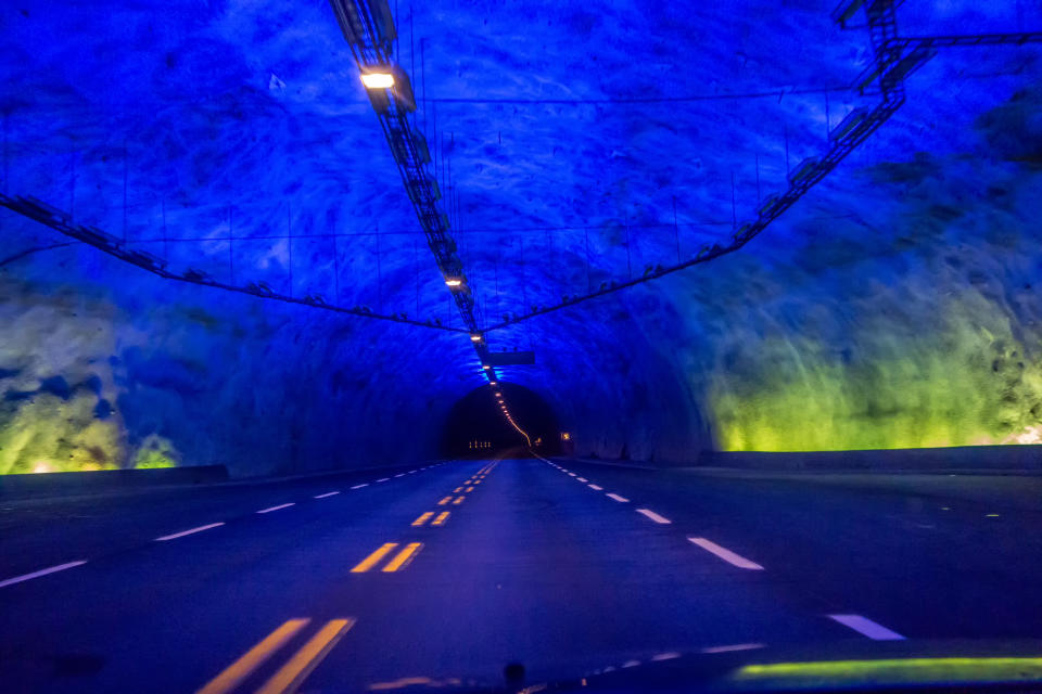 El túnel de Lærdal Tunnel es el más largo del mundo con una longitud de 24,5 kilómetros. En interior tiene luces azules y amarillas para simular el amanecer y que los conductores estén en alerta. (Foto: Getty Images).
