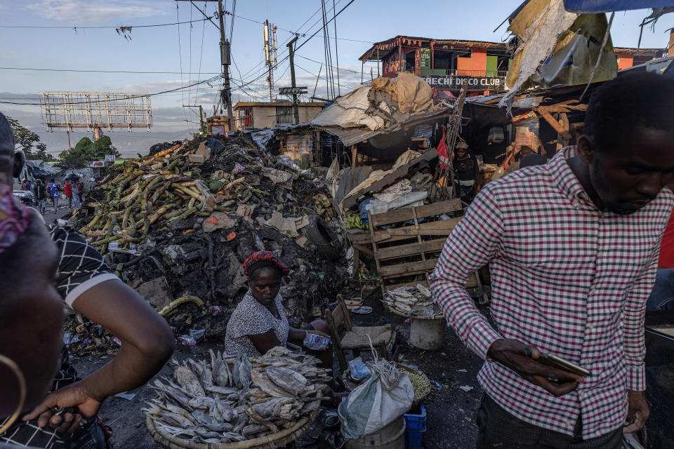 Un comerciante vende pescado seco fuera de un mercado en Pétionville, un suburbio de Puerto Príncipe, la capital de Haití, el martes 8 de noviembre de 2022. (Adriana Zehbrauskas/The New York Times)
