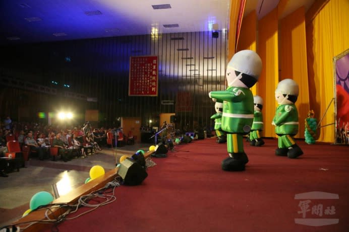 陸軍六軍團招募組的陸軍娃娃29日在聯歡晚會中勁歌熱舞。（軍聞社記者林澤廷攝）