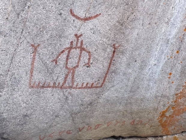 Glen MacKay, a territorial archeologist with the Prince of Wales Northern Heritage Centre, found a 1929 letter that provides some clues about this drawing on a rockface outside of Fort Smith, N.W.T. (Submitted by Richard Mercredi - image credit)