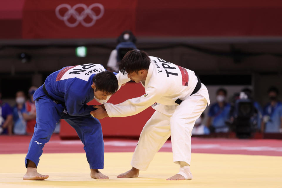 東京奧運男子柔道60公斤級金牌戰24日晚間登場，由地主國日本選手高藤直壽（左）與台灣好手楊勇緯（右）交鋒，雙方僵持許久，最終楊勇緯拿下銀牌，也創下台灣柔道隊史上最佳奧運成績。（中央社）