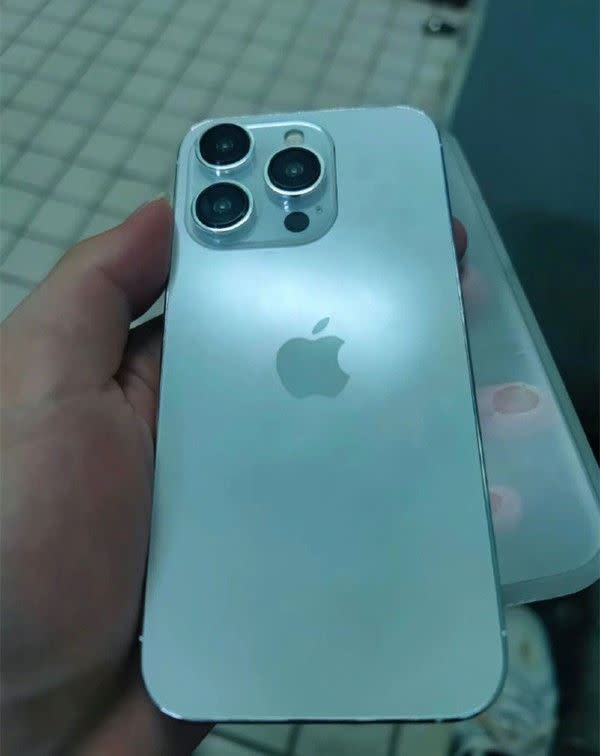 陸媒報導，中國工廠流出iPhone 15 Pro實機照。（圖／翻攝自CNMO中國）