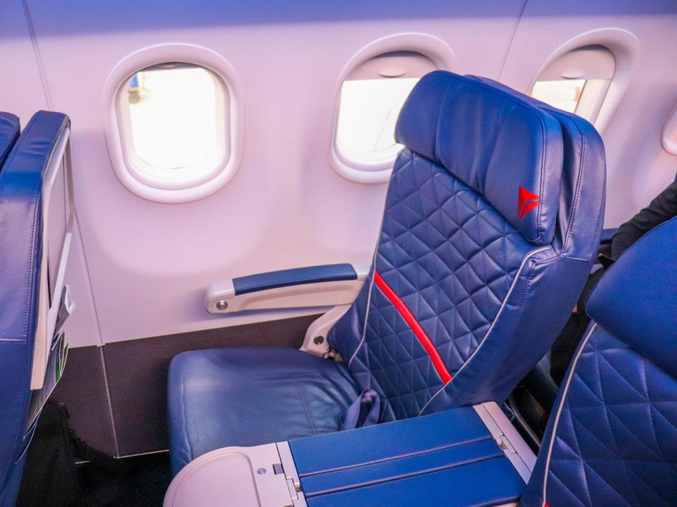 Delta Air Lines First Class Minneapolis to New York Airbus A320