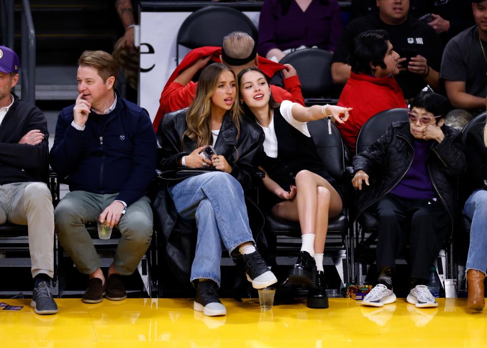 <h1 class="title">Celebrities At The Los Angeles Lakers Game</h1><cite class="credit">Kevork Djansezian/Getty Images</cite>