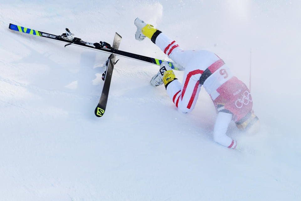 <p>Terrible chute pour l’Autrichien Christoph Wahrestoetter lors de l’épreuve de skicross. Il a ensuite été évacué sur civière. (crédit Getty) </p>