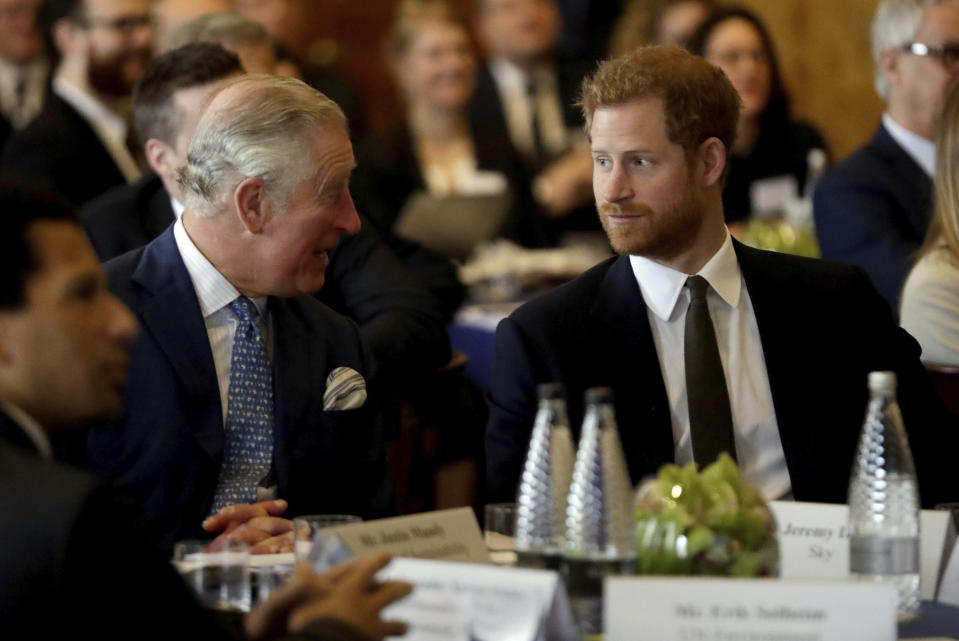 El príncipe Carlos (izq) y su hijo, el prínicpe Enrique, fotografiados durante una comida en el Fishmongers Hall de Londres el 14 de febrero del 2018. La decisión de Enrique de tomar distancia de la familia real consternó a su padre y convulsionó a la realeza británica. (AP Photo/Matt Dunham, file)