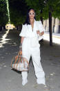 <p>Zur Men’s Fashion Week in Paris erschien Rihanna im monochromen Look aus einem Utility-Overall mit weitem Bein, spitzen Pumps und einer eckigen Sonnenbrille. Dazu trug RiRi eine transparente Duffle-Bag und eine weiße Gürteltasche. (Bild: Getty Images) </p>