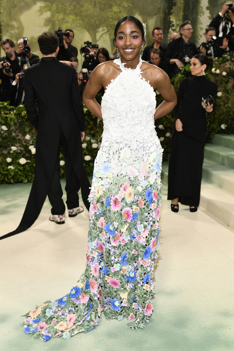 Ayo Edebiri llega a la gala benéfica del Instituto del Vestido del Museo Metropolitano de Arte para celebrar la inauguración de la exposición "Sleeping Beauties: Reawakening Fashion" el lunes 6 de mayo de 2024, en Nueva York. (Foto Evan Agostini/Invision/AP)