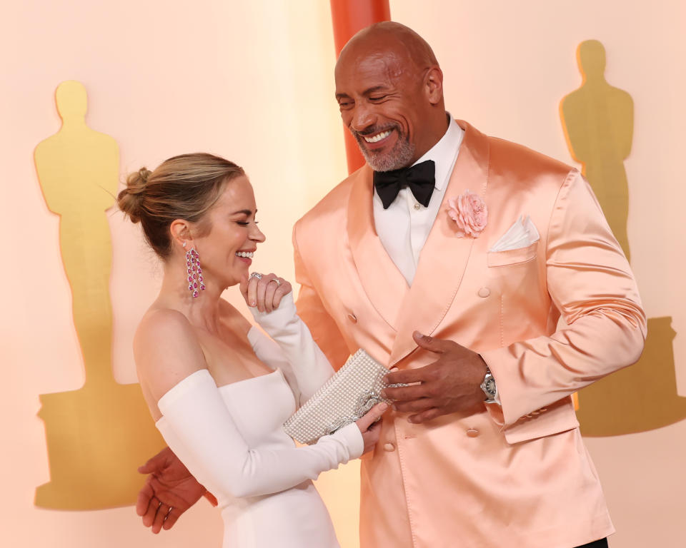 Dwayne dans un costume pêche aux côtés d'Emily Blunt sur le tapis rouge des Oscars