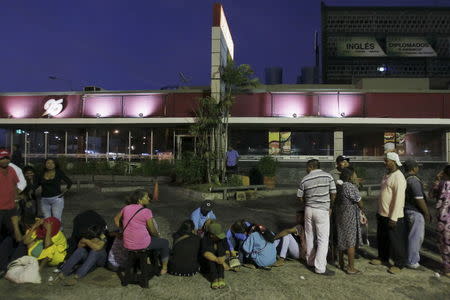 People wait in a line to buy staple items outside a supermarket in Maracaibo August 8, 2015. REUTERS/Isaac Urrutia