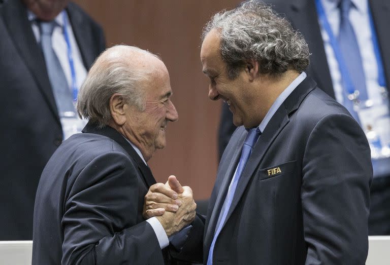 Joseph Blatter, ex presidente de la FIFA, y Michel Platini, ex máximo responsable de la UEFA