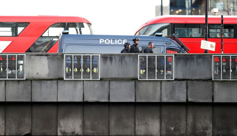 Policías y personal de emergencia trabajan en el sitio de un incidente en el Puente de Londres.