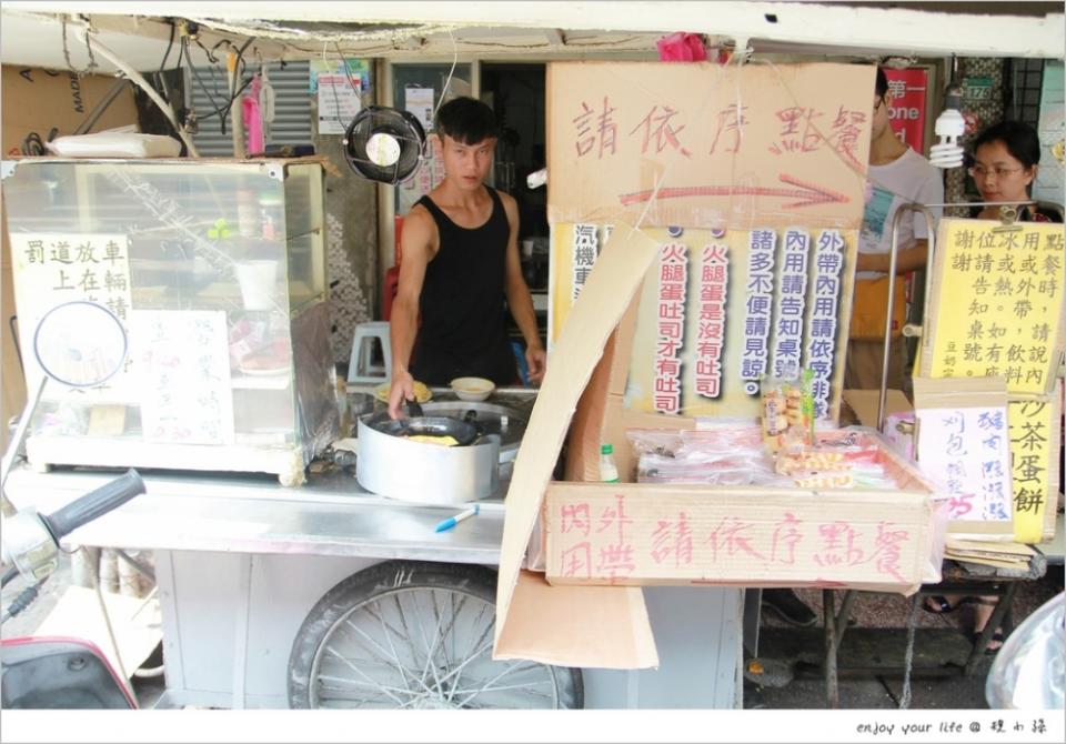 [台南早餐]【豆奶宗 沙茶蛋餅】 就是這樣簡單卻讓人一次就愛上，看見台南在地小吃因為老味道而永垂不朽的力量！