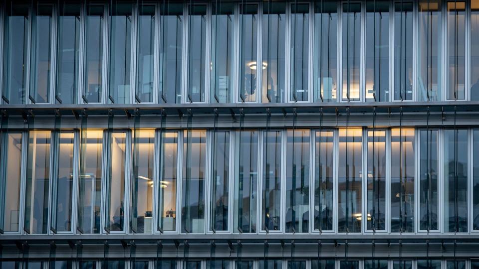 Nur wenige Büros scheinen in einem Bürogebäude in Berlin Mitte besetzt.