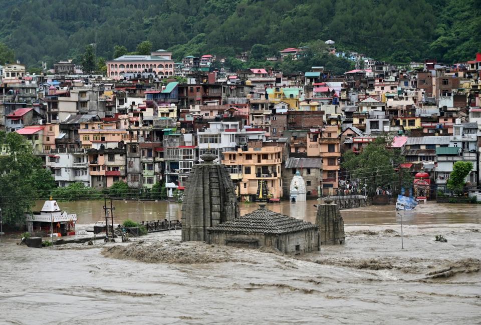 印度北部豪雨釀災，喜馬偕爾省（Himachal Pradesh）曼迪地區的一座廟10日已遭洪水吞噬大半。路透社