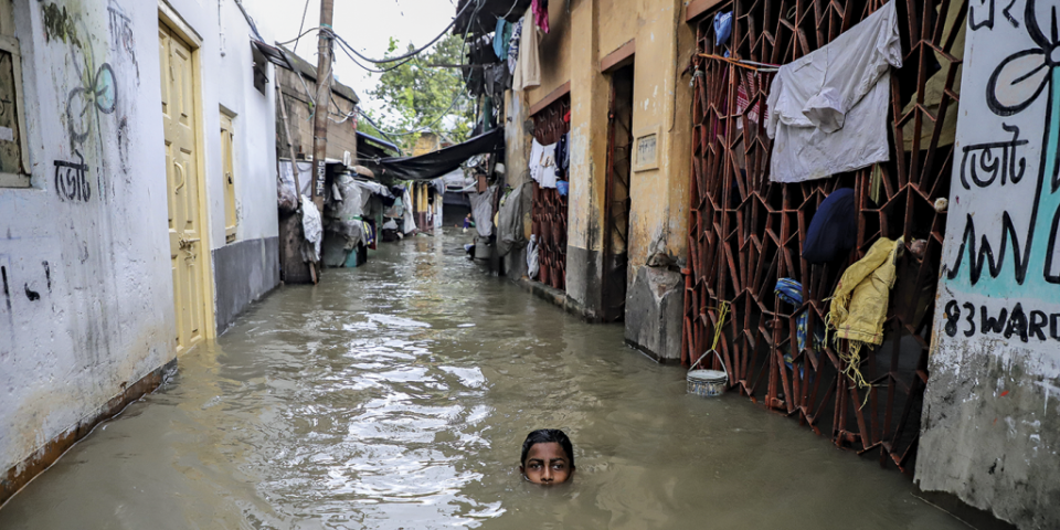 <span>Cuando el río Ganges de India crece por encima de sus orillas, las áreas cercanas altamente pobladas, como esta calle en Calcuta, se ven sujetas a inundaciones extremas. (Foto: Jit Chattopadhyay/Getty)</span>