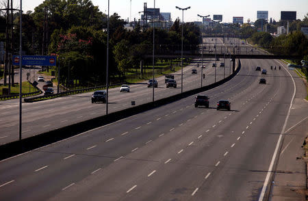 The Panamericana highway looks almost empty due to a blockade by protesters during a 24-hour national strike in Buenos Aires, Argentina, April 6, 2017. REUTERS/Martin Acosta