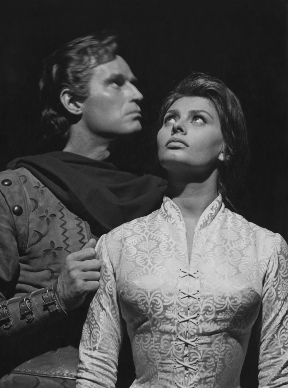 Charlton Heston ni siquiera miró directamente a Sophia Loren en varios de los momentos románticos de 'El Cid' (Foto: Keystone Features/Hulton Archive/Getty Images)