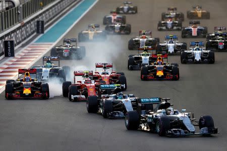 Formula One - F1 - Abu Dhabi Grand Prix - Yas Marina Circuit, Abu Dhabi, United Arab Emirates - 27/11/2016 - Mercedes' Formula One driver Lewis Hamilton of Britain leads the pack during the race. REUTERS/Ahmed Jadallah