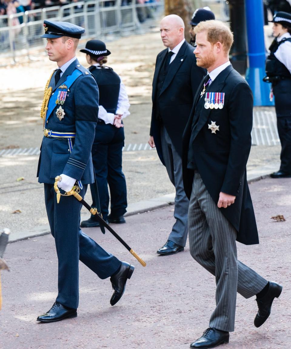 the coffin carrying queen elizabeth ii is transferred from buckingham palace to the palace of westminster