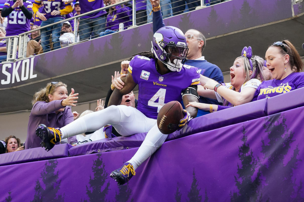 Vikings fans erupt into Skol chant at Hard Rock Stadium