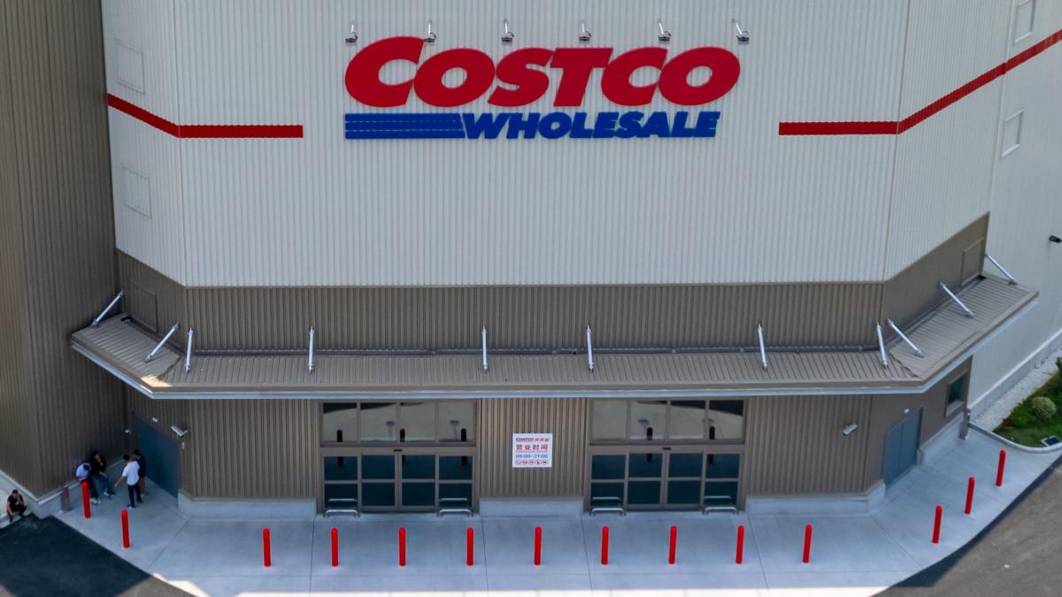 Costco melaporkan laba yang lebih tinggi pada kuartal ketiga, dan penjualan toko yang sama di AS melonjak 6%