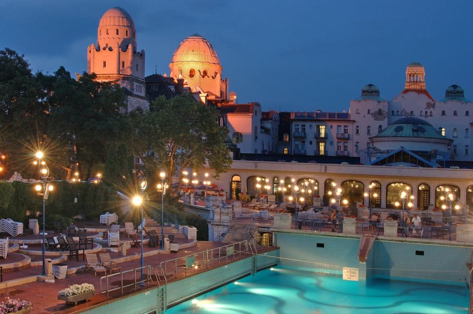 Gellért Thermal Bath at night (Gellért Thermal Bath)