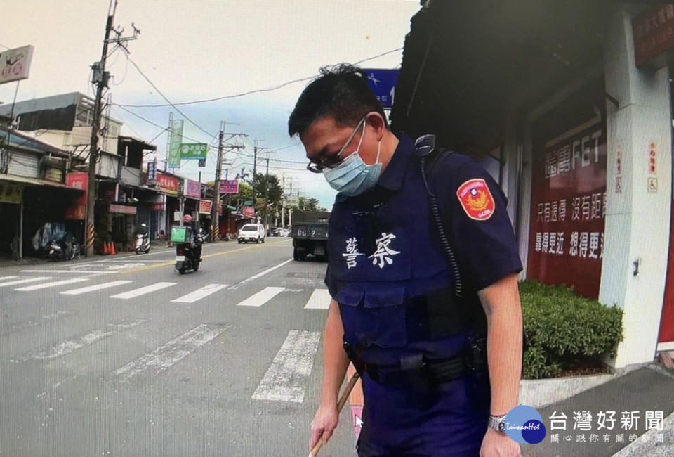 車上的強化玻璃甩出造成碎裂散落滿地，警方清掃路面玻璃碎片防制意外事故發生。<br /><br />
<br /><br />
