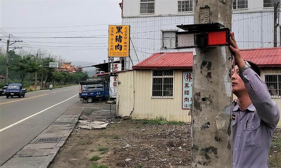 針對轄區易肇事路段，在經過實地會勘後，高雄市政府警察局旗山分局相繼在容易發生車速過快、危險彎道、坡度高低起伏過大等易肇事路段，加裝太陽能LED爆閃燈，適時提醒駕駛人，保障行車安全（圖／旗山分局提供 , 2017.08.21）